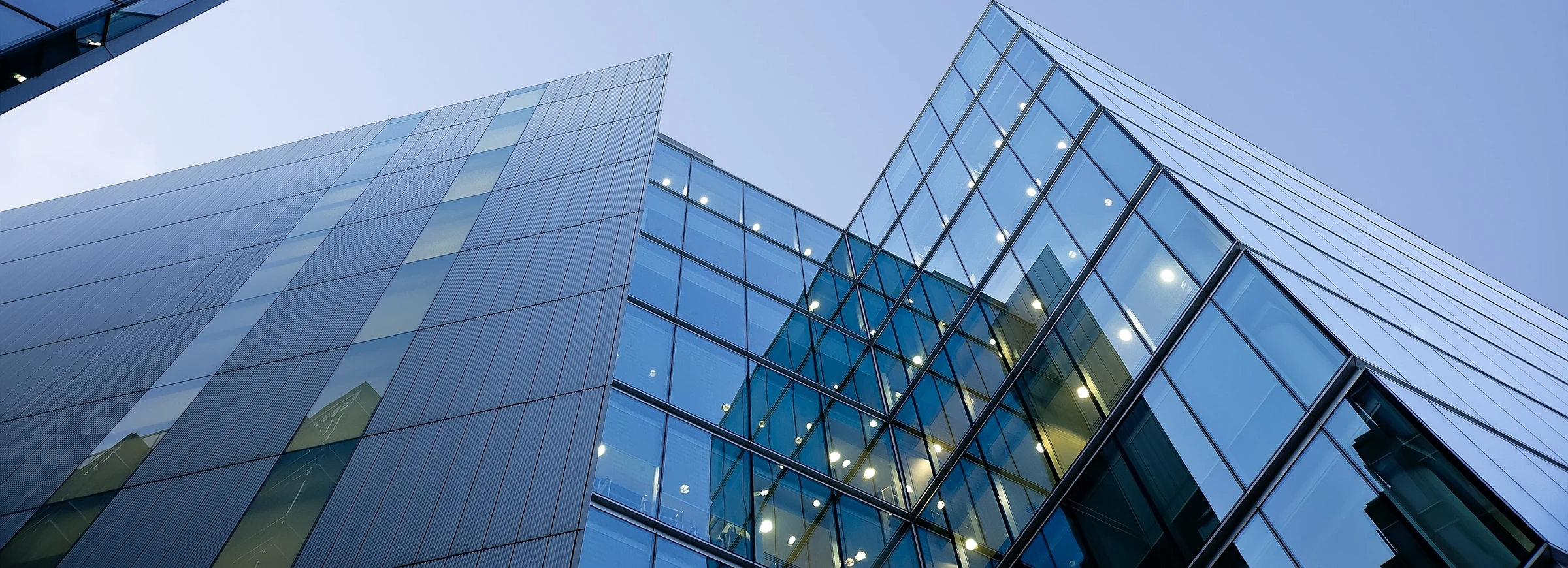 现代玻璃幕墙建筑仰拍