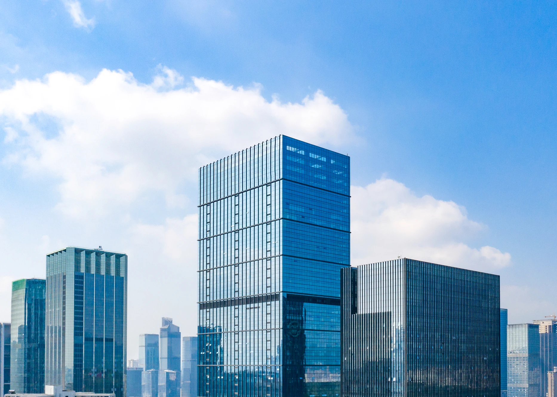 蓝天下的高层商务楼